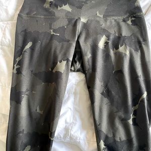 Lululemon camo crop leggings